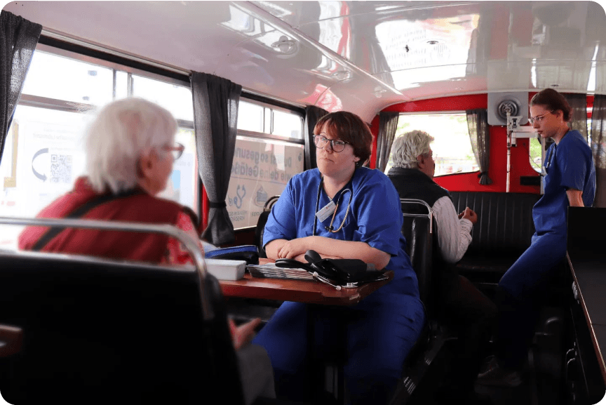 Menschen die in einem Bus sitzen und miteinander erzählen.